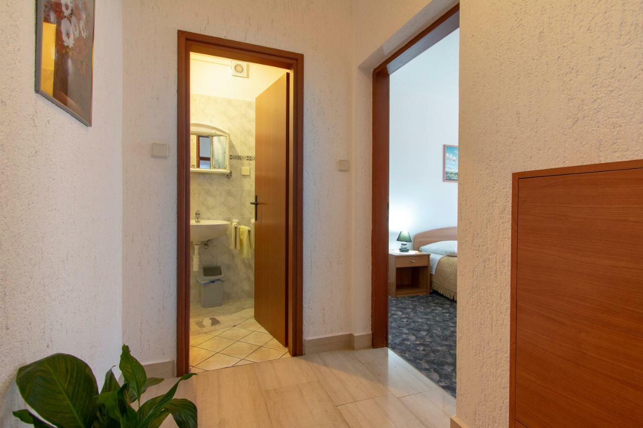 Irena'S Place A1 罗维尼 外观 照片