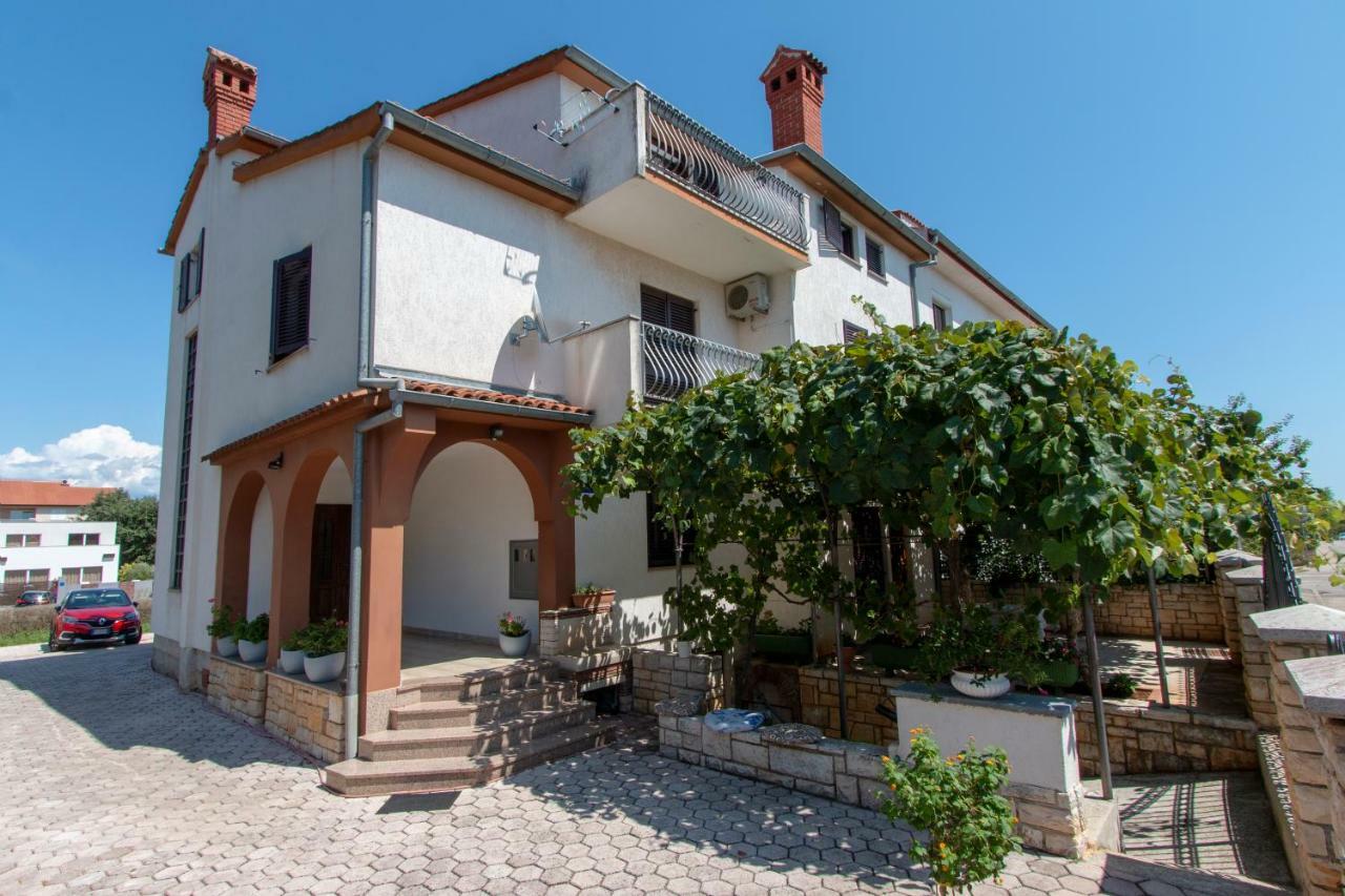 Irena'S Place A1 罗维尼 外观 照片